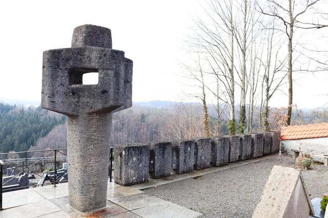 Gedenkmal Alttann, gesamt, auf dem Friedhof