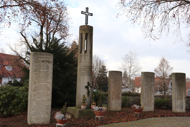 Gedenkmal Bergatreute, gesamt, vor der Kirche