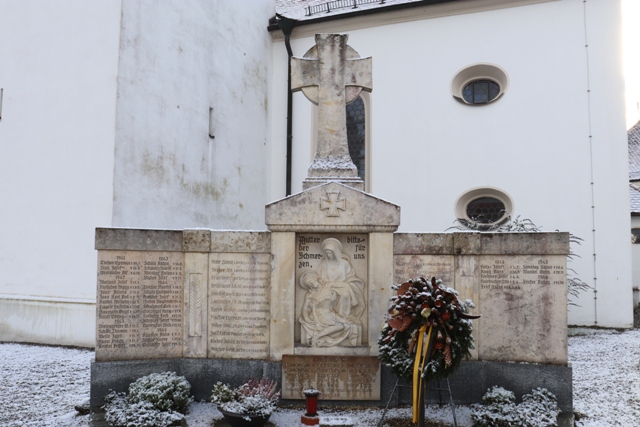 Gedenkmal Rtenbach, gesamt, auf dem Friedhof
