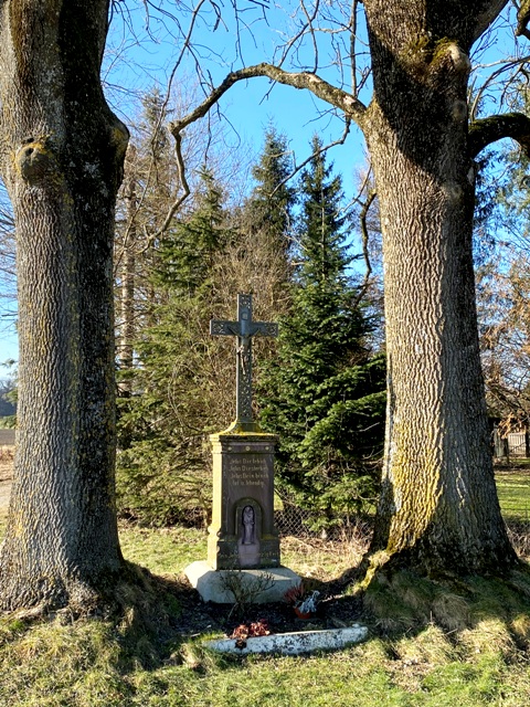 Kreuz mit Madonna in der Nische, Bachlet
