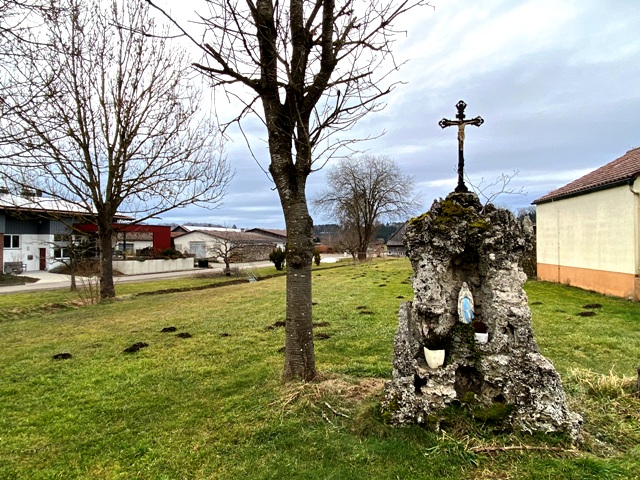 Kreuz mit Lourdesmadonna Winterstettenstadt