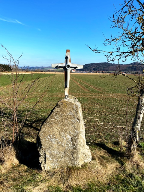 Modernes Metallkreuz auf dem Weg nach Winterstettenstad