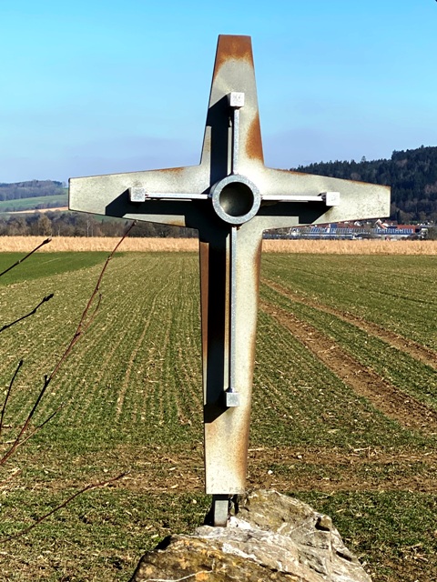 Modernes Metallkreuz auf dem Weg nach Winterstettenstad