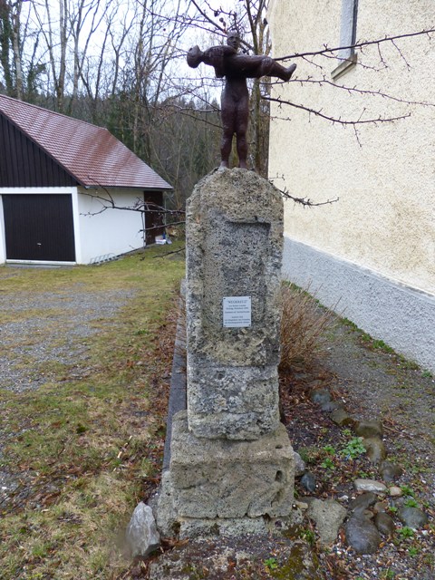 Hll, besonders gestaltes Kreuz bei der evangelischen Kirche