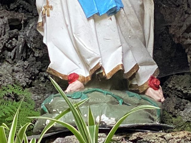 Amtzell, Lourdesgrotte, Füße der Madonna