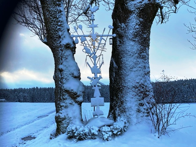 Arma-Christi-Kreuz Ottmannshofen im Schnee