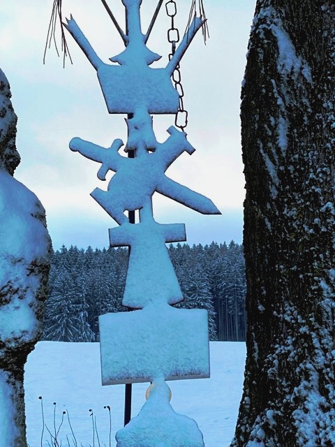 Arma-Christi-Kreuz Ottmannshofen im Schnee, Detail