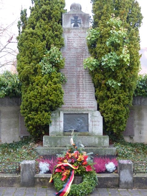 Arnach, Kriegerdenkmal, Detail