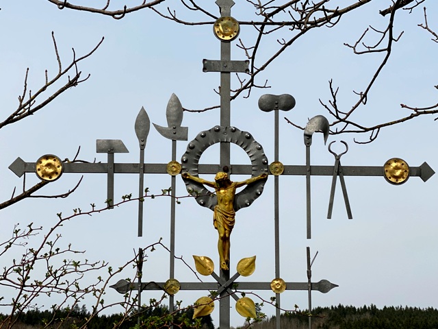 Arnach, Ziegeleistrae, "modernes" Arma-Christi-Kreuz