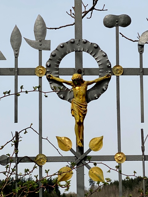Arnach, Ziegeleistraße, "modernes" Arma-Christi-Kreuz