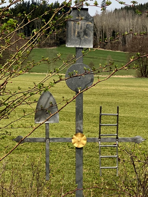 Arnach, Ziegeleistrae, "modernes" Arma-Christi-Kreuz