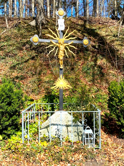 Wegkreuz mit Strahlenkranz mit Blick auf die L 314