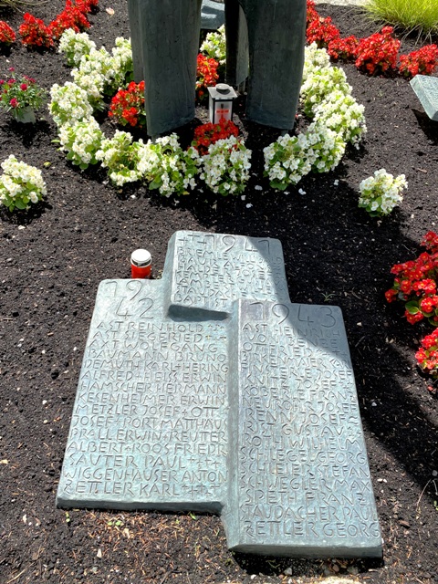 Ehrenmal auf derm Friedhof von Berg