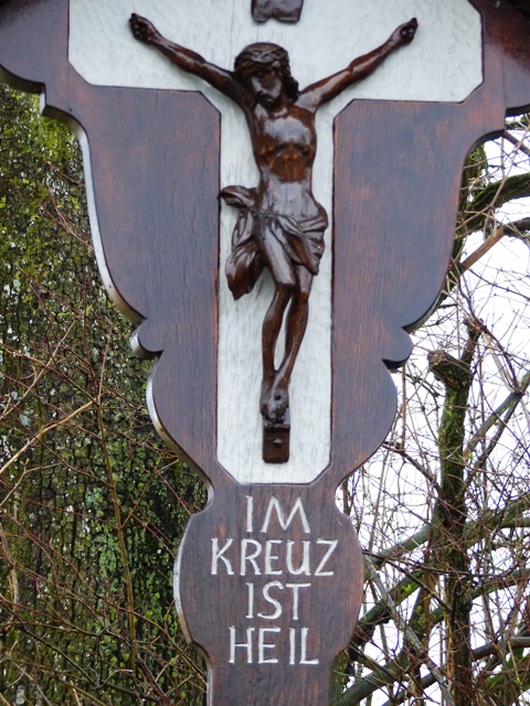 Bergatreute, Strae nach Alttann, Hhe Witschwende, Wegkreuz, Detail