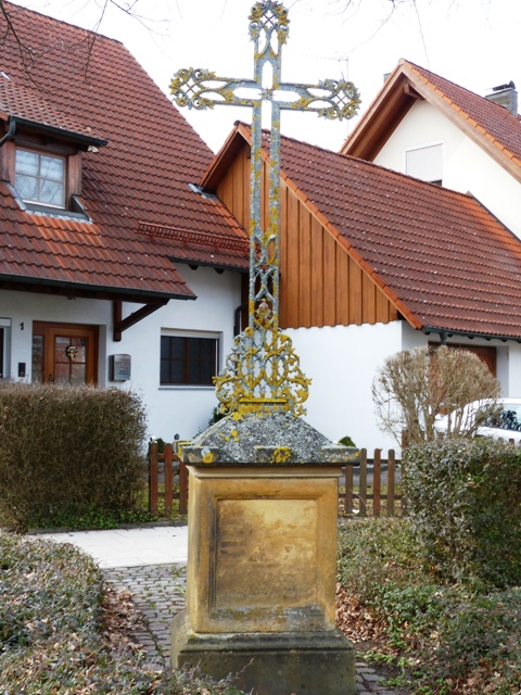 Wegkreuz, Ortsmitte, erinnert an eine ehemalige Eligiuskapelle