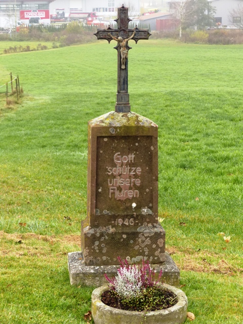 Wegkreuz Wolfegger Strae, nach Ortsschild rechts