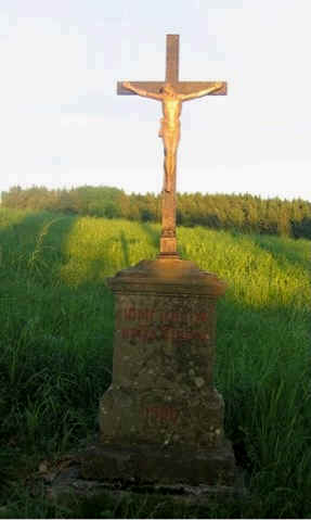 Feldkreuz "Gott schtze unsere Fluren" aus dem Jahr 1900; Fam. Anton Oberhofer, Heurenbach; am Weg nach Heurenbach, Umladestation