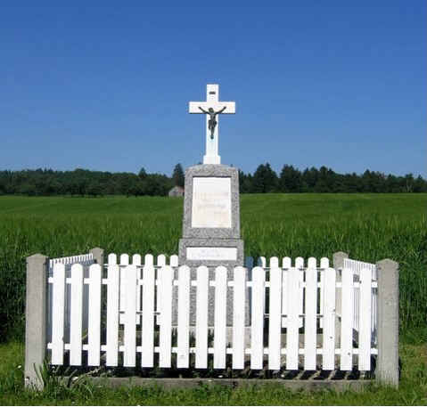 Feldkreuz in Haslanden (Ortsende), "Durch sein Blut sind wir gerechtfertigt" (Rm 5,9) und "Mein Jesus Barmherzigkeit"
