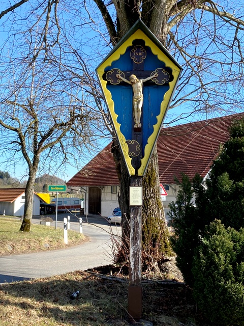 Wetterkreuz mit blauem Hintergrund