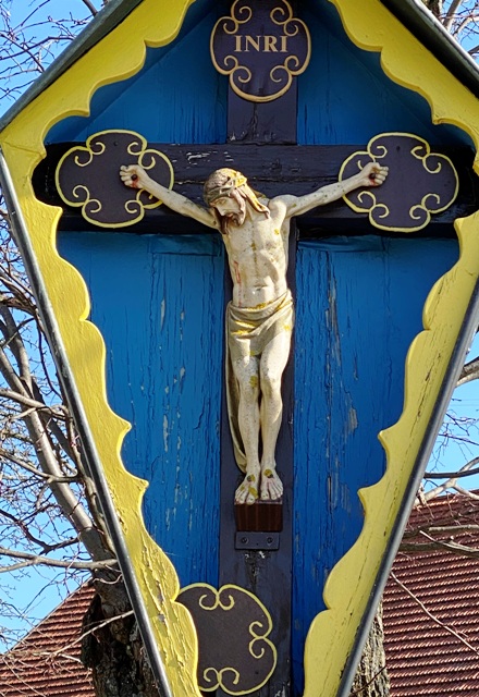 Wetterkreuz mit blauem Hintergrund