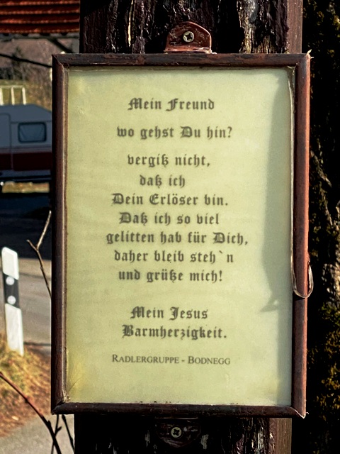 Wetterkreuz mit blauem Hintergrund