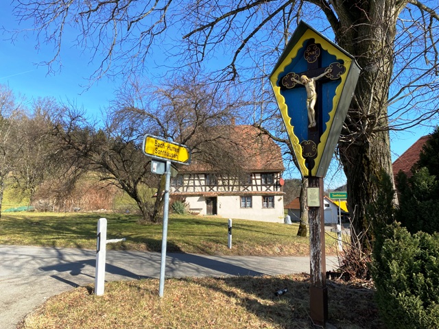 Wetterkreuz mit blauem Hintergrund