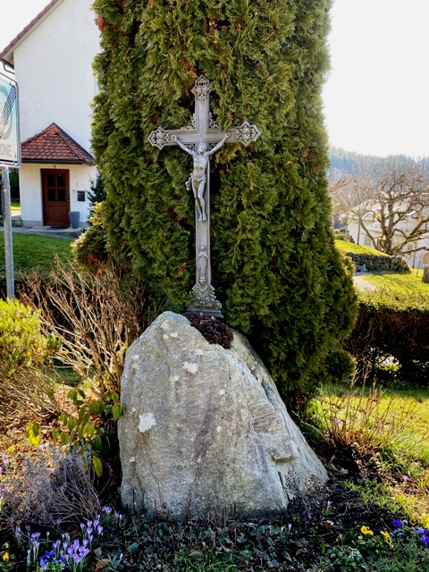 Wegkreuz auf Findling in Bodnegg