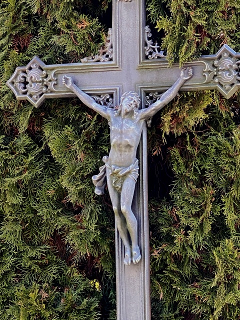 Wegkreuz auf Findling in Bodnegg