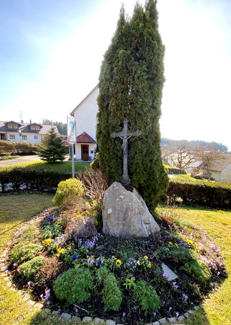 Wegkreuz auf Findling in Bodnegg