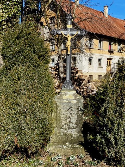 Wegkreuz auf Natursteinsockel in Bodnegg