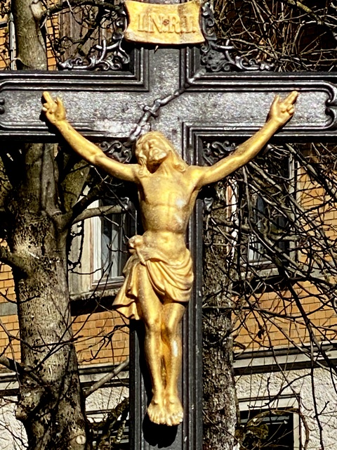 Wegkreuz auf Natursteinsockel in Bodnegg