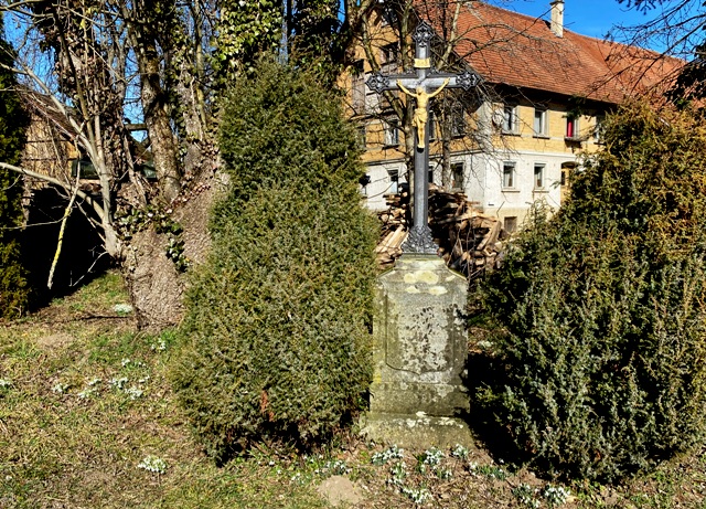 Wegkreuz auf Natursteinsockel in Bodnegg