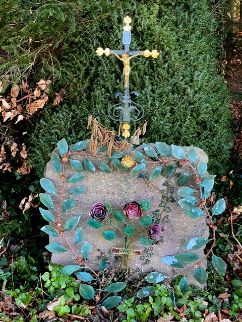 Bodnegg, Metallkreuz mit Rosenornament