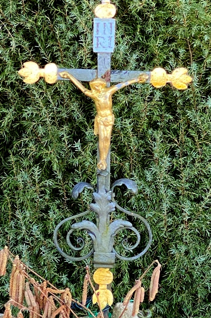Bodnegg, Metallkreuz mit Rosenornament