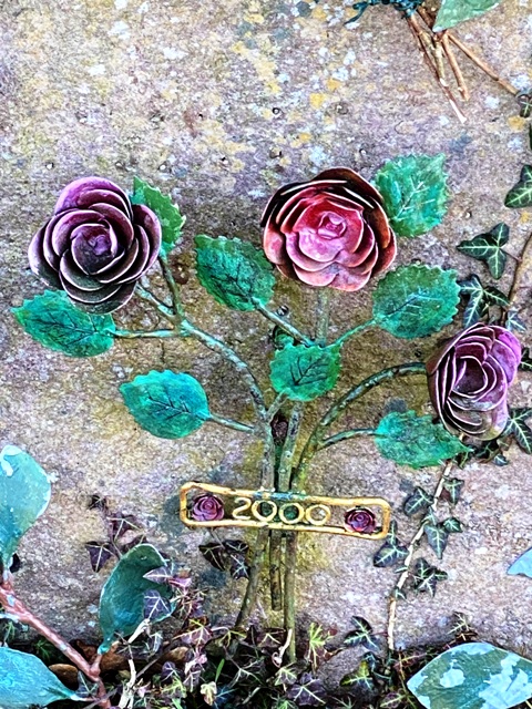 Bodnegg, Metallkreuz mit Rosenornament