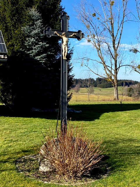 Wegkreuz mit schwarzem Kreuzstamm, Bodnegg