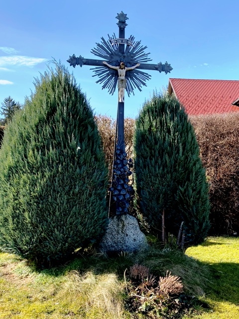 Wegkreuz mit schwarzem Kreuzstamm, Bodnegg
