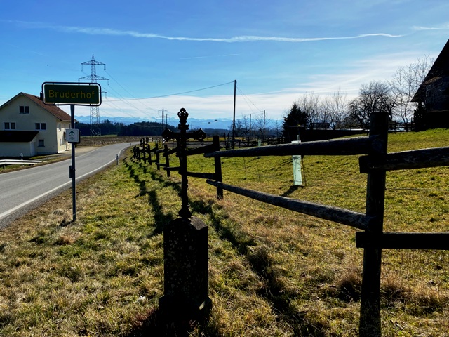 Wegkreuz beim Bruderhof