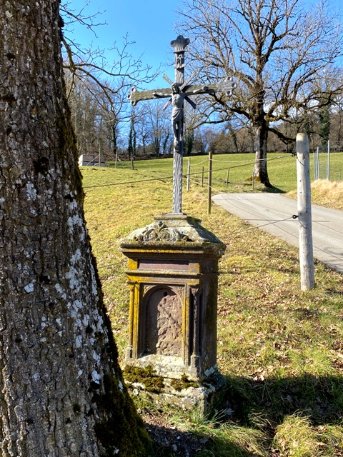 Kreuz und Baum nebeneinander in Bodnegg