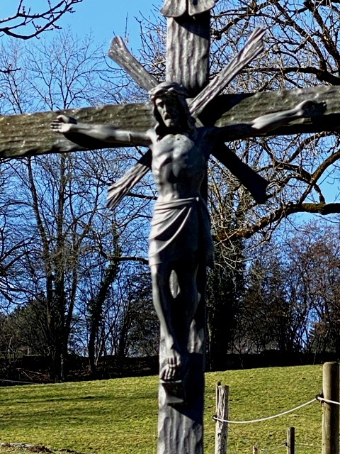 Kreuz und Baum nebeneinander in Bodnegg