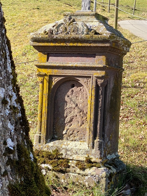 Kreuz und Baum nebeneinander in Bodnegg