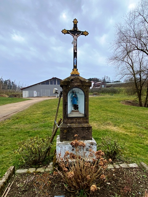 Wegkreuz mit Wendelinfigur im Sockel