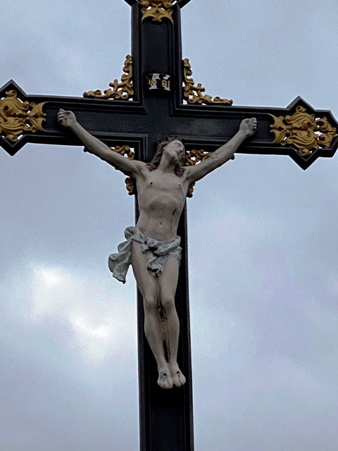 Wegkreuz mit Wendelinfigur im Sockel