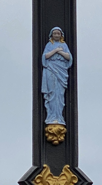 Wegkreuz mit Wendelinfigur im Sockel