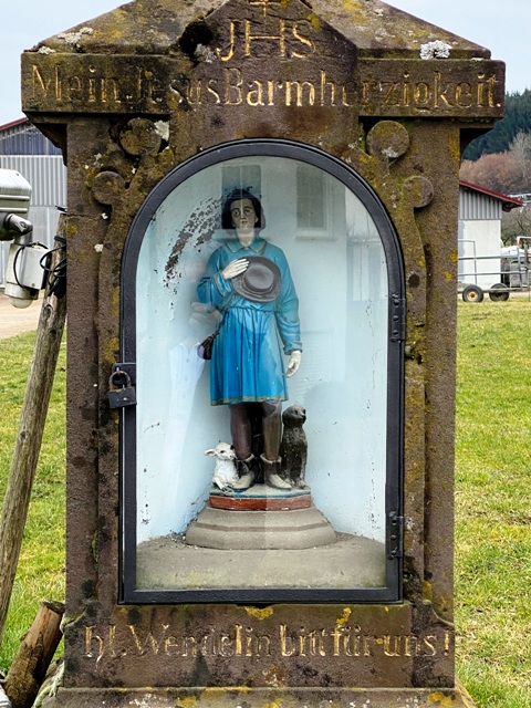 Wegkreuz mit Wendelinfigur im Sockel