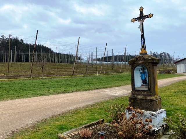 Wegkreuz mit Wendelinfigur im Sockel