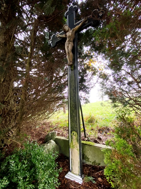 Verstecktes Wegkreuz in Bodnegg
