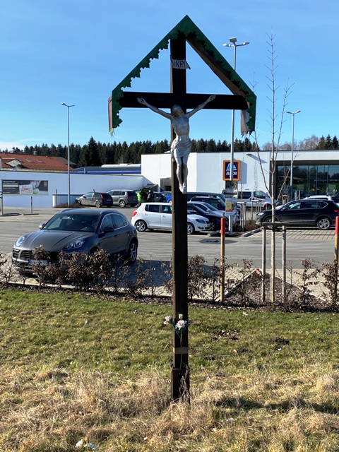 Wegkreuz in Kofeld mit Kaufhauskulisse