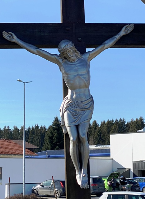 Wegkreuz in Kofeld mit Kaufhauskulisse