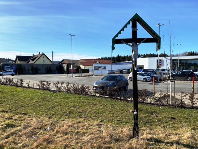 Wegkreuz in Kofeld mit Kaufhauskulisse